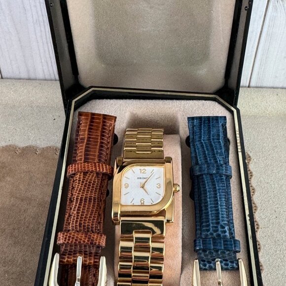 Vintage Seiko Watch with a Curved Parallelogram Shaped Asymmetrical Face - Picture 3 of 9